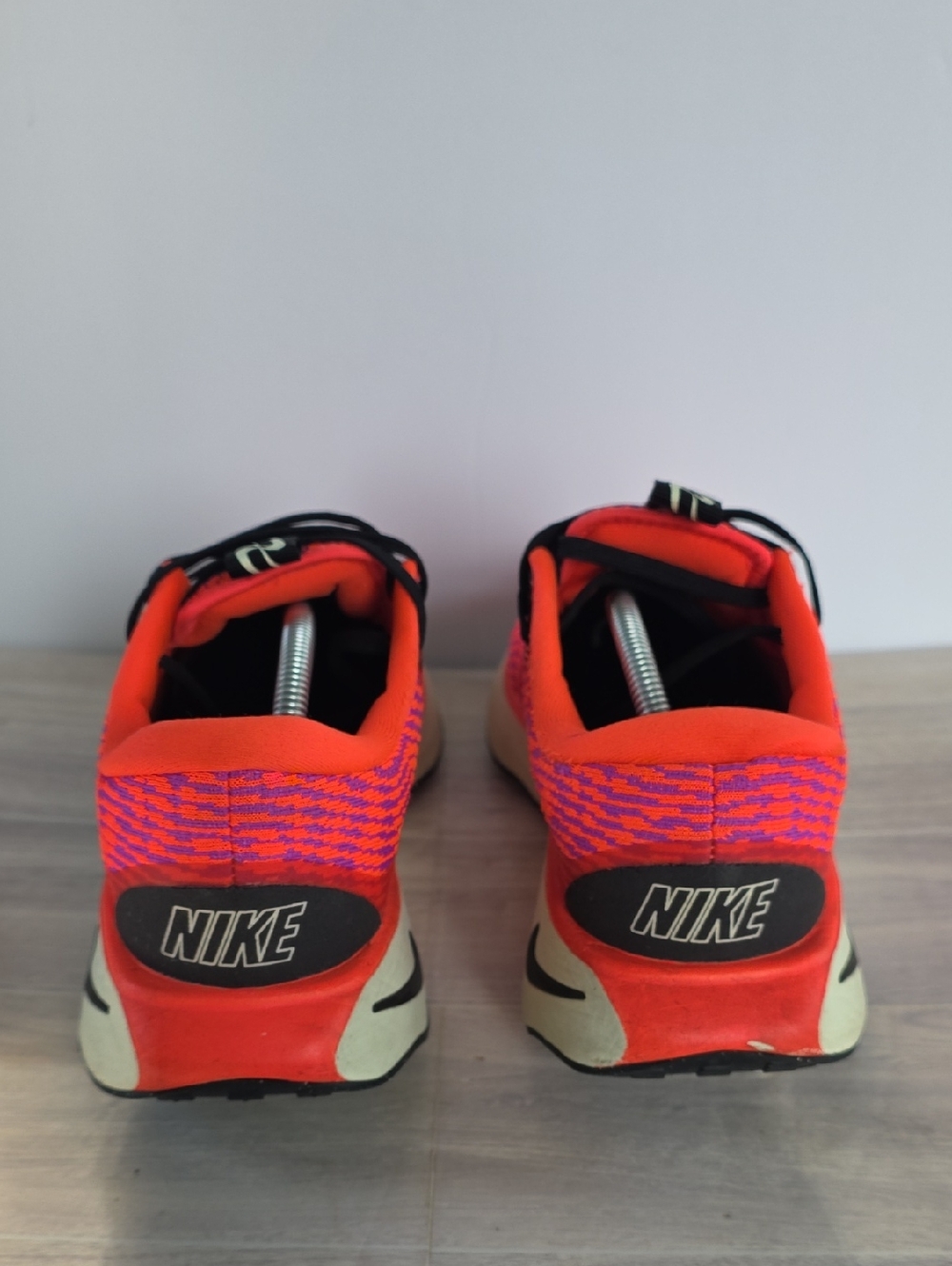 Nike Womens Motiva Walking Comfort Shoes – Vibrant Crimson Orange/Purple Knit 9 - Picture 8 of 11